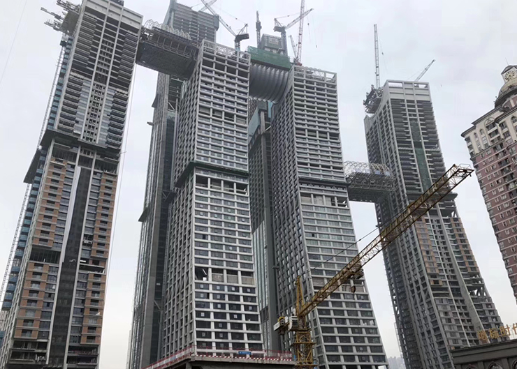 重慶來福士廣場(chǎng)景觀天橋結(jié)構(gòu)提升（提升重量3x900噸 ，提升高度203米）